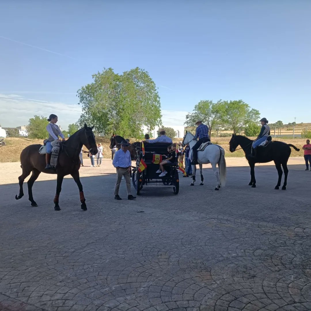 Esta mañana hemos estado acompañando a los caballistas por Parla, ahora por la tarde estamos en la feria. 💃💃💃