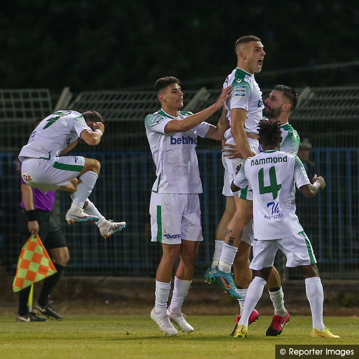 Super_League_GR's tweet photo. Οι πανηγυρισμοί για το γκολ του Νίκα στο 45'+1'.
Στο 61' ΠΑΣ Λαμία - Λεβαδειακός 0-1.
➡️ https://t.co/ThFPjvPnSr #slgr #StoiximanSuperLeague #Playouts #matchday6 #lamlev #Lamiafc #Levadeiakos #Stoiximan https://t.co/ndnDECeC0b