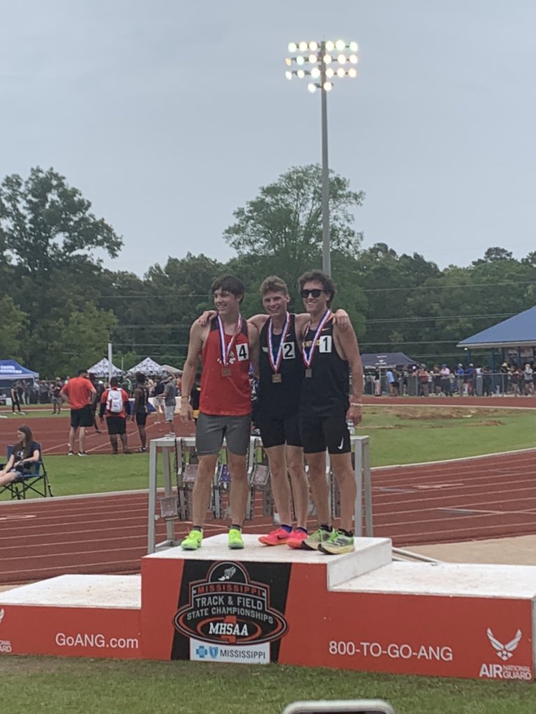 Kayson Newsom finishes 2nd in the 3200m run.