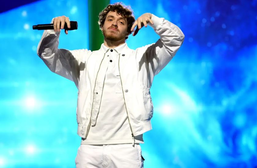 Jack Harlow dropped a surprise album he announced two days earlier. Directed by Eliel Ford, Harlow is back in his hometown of Louisville as he visits schools and a cookout. "Jackman," the album is projected to hit at No. 2! Read more: bit.ly/3LH1fRp #jackharlow #newmusic