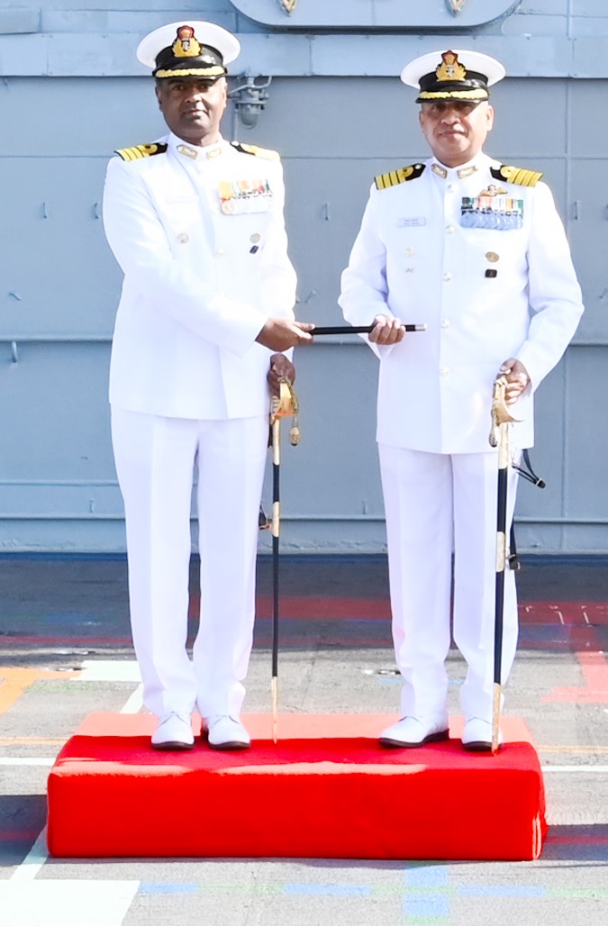 #ChangeOfCommand
#AircraftCarrier
Capt Vishal Bishnoi took over Command of #INSVikramaditya from Capt Susheel Menon, VSM at Karwar today. A fighter pilot, he is an alumnus of #NDA, #DSSC #HACC & has earlier commanded INAS 300 & IN Ships Ghariyal, Trikand & Dega
#IndianNavy
#HQKNA
