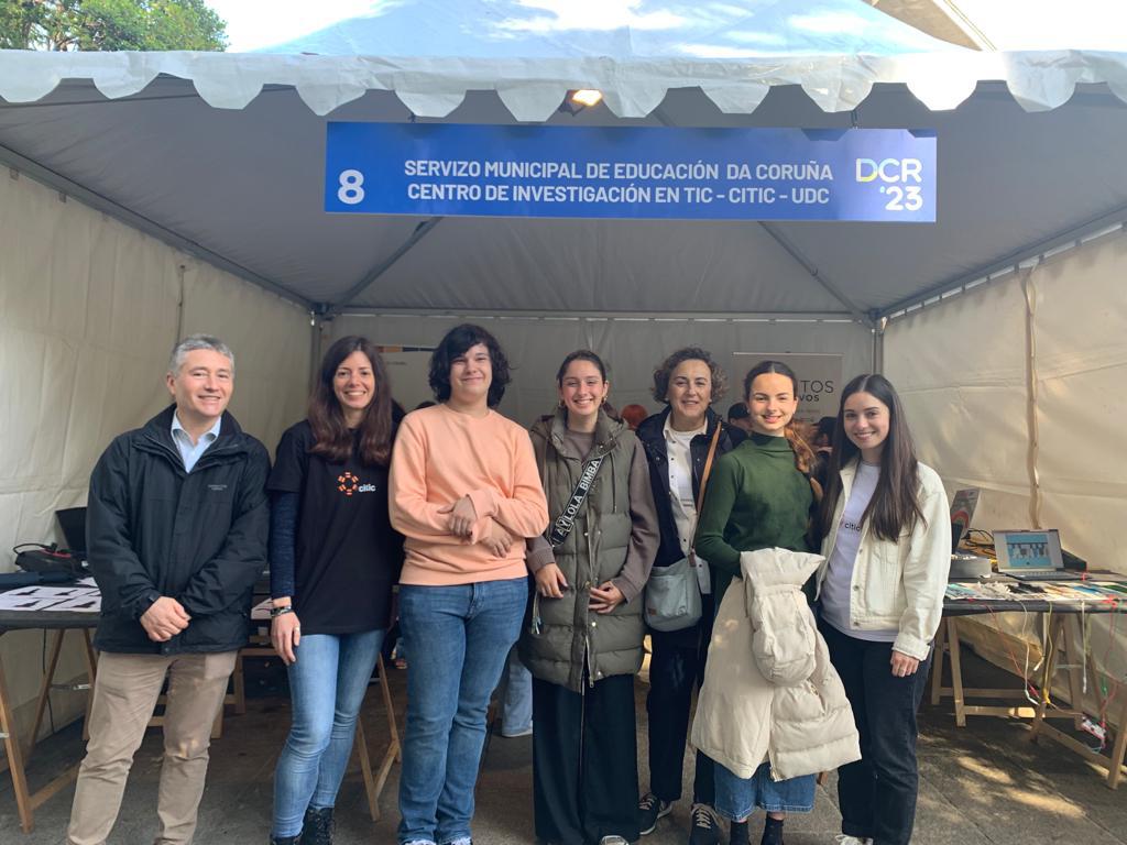 Ana_LopezCheda's tweet photo. Hoxe dende o @citicresearch participamos no Día da Ciencia na Rúa cun proxecto relacionado con pacientes de cancro de mama. Moi agradecidos pola visita dos estudantes de STEMbach do Instituto Eusebio da Guarda, tamén involucrados neste traballo 👩🏻‍💻🧑‍🔬👩‍🏫 https://t.co/GLMLTHjMvV