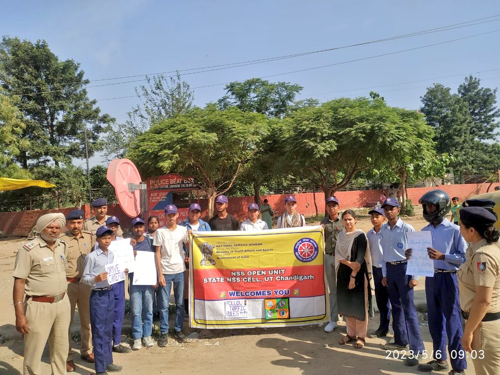 ssputchandigarh's tweet photo. Special drive “Follow Traffic Rules” organized by PS Sarangpur along with NSS volunteers at Togan Light Point, Dhanas, Sensitized public about traffic rules compliance 
#WeCareForYou https://t.co/YFOiCEPVvD