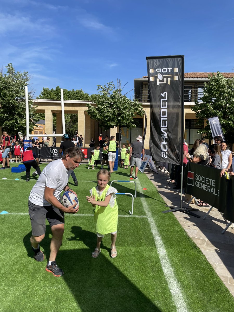 Sous le soleil d’Aix pour la 3ème étape du #Top14ExtraTour 
La Ligue met en avant une asso lors des « instants RSE » du Village.
Aujourd’hui c’est “l’Ecole des XV” et son travail formidable pour l’intégration de jeunes en difficulté, par le rugby et le soutien scolaire. 👏👏👏