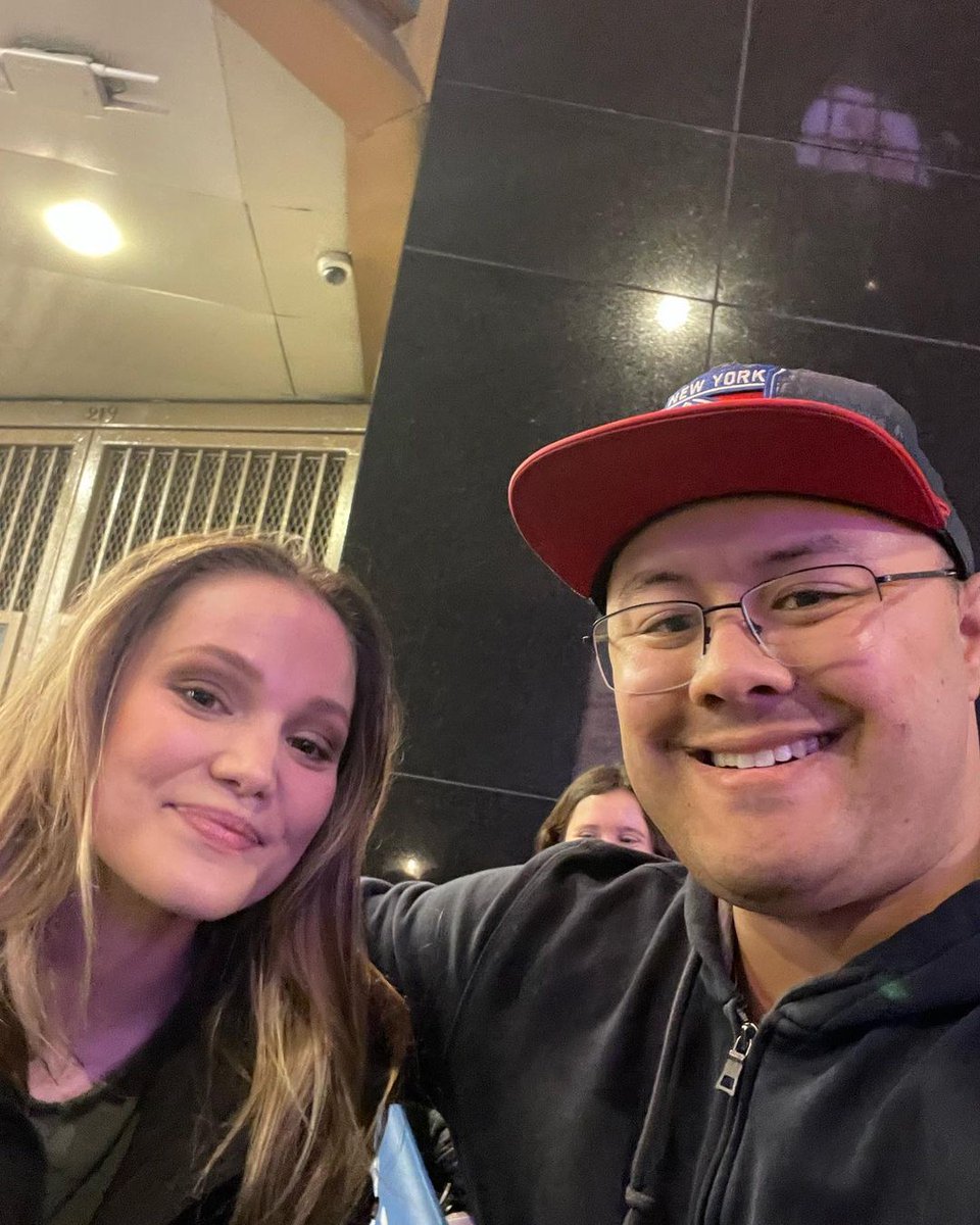 #PHOTO - Olivia et un fan après sa représentation de la comédie musicale "Chicago" à New York le 2 mai.