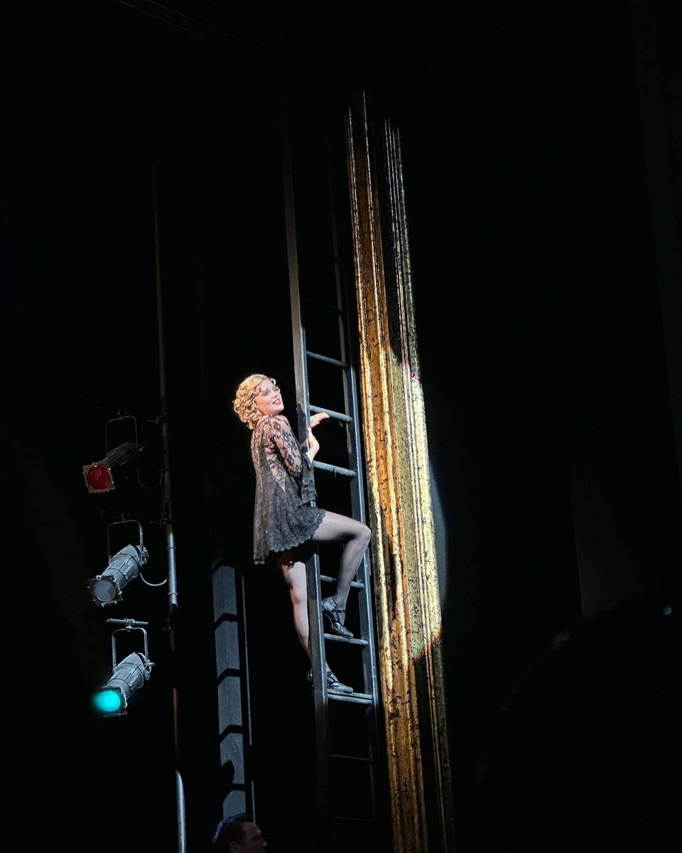 #PHOTOS - Olivia sur scène lors de sa représentation de la comédie musicale "Chicago" à New York fin avril.