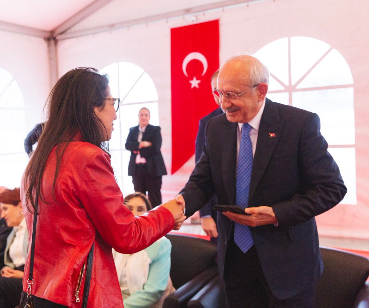 serakadigil's tweet photo. Sayın Kemal Kılıçdaroğlu’nun Maltepe Mitingindeki coşku bir kez daha gösterdi, bu iş ilk turda ya bitecek ya bitecek:)

8 gün kaldı.
22 yıllık bu karanlık bitecek. 
Tayyip Erdoğan gidecek.

Boşa demiyoruz 1 oy Kemal Bey’e 
1 oy TİP’e diye.

Çünkü kurtuluş yok tek başına. 
Ya hep beraber, ya hiç birimiz! ❤️✊🏽

#İlkTurdaBitirelim
