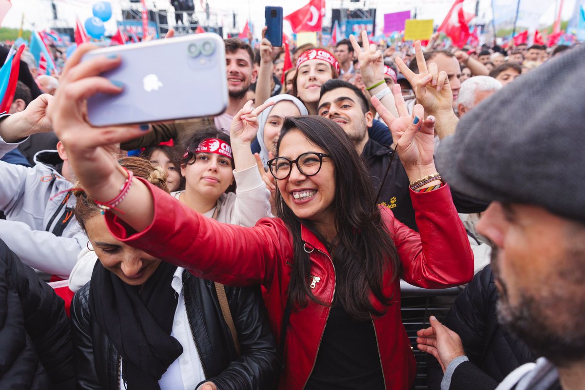 serakadigil's tweet photo. Sayın Kemal Kılıçdaroğlu’nun Maltepe Mitingindeki coşku bir kez daha gösterdi, bu iş ilk turda ya bitecek ya bitecek:)

8 gün kaldı.
22 yıllık bu karanlık bitecek. 
Tayyip Erdoğan gidecek.

Boşa demiyoruz 1 oy Kemal Bey’e 
1 oy TİP’e diye.

Çünkü kurtuluş yok tek başına. 
Ya hep beraber, ya hiç birimiz! ❤️✊🏽

#İlkTurdaBitirelim