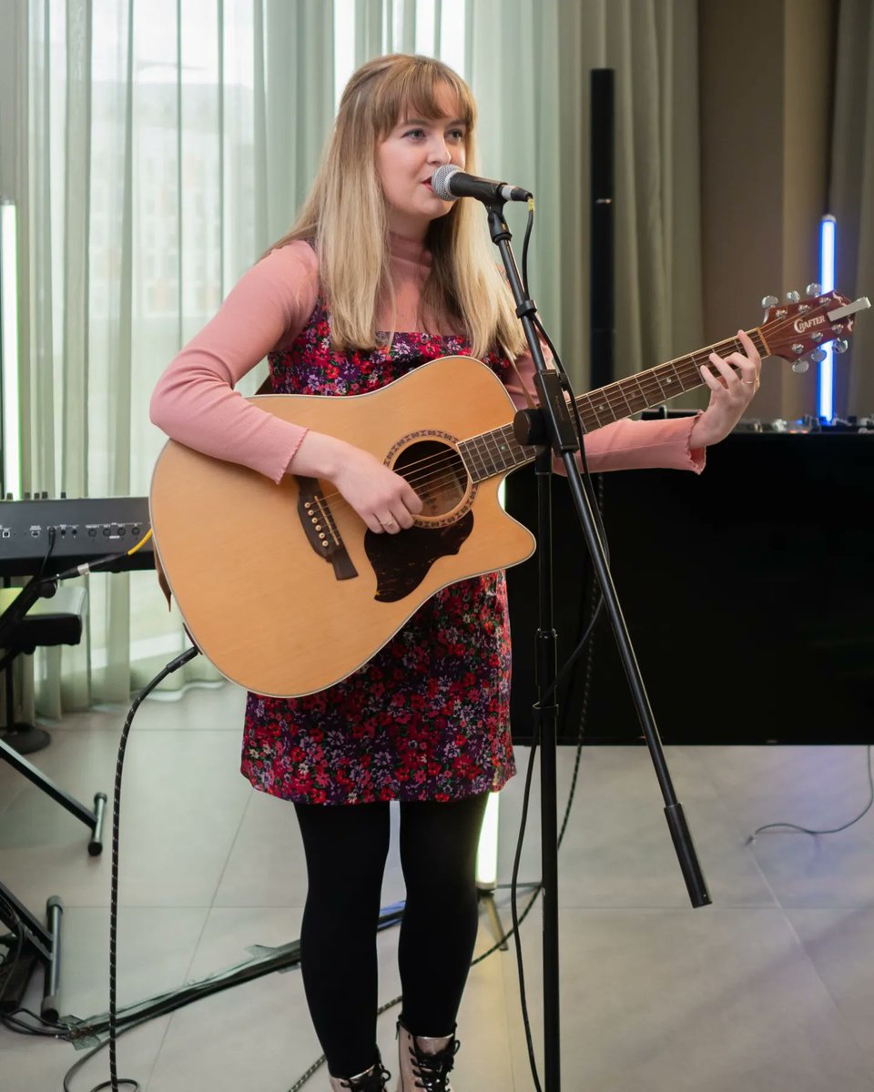 A pic from last night's gig celebrating Eurovision!❤🎶

📸LesRed