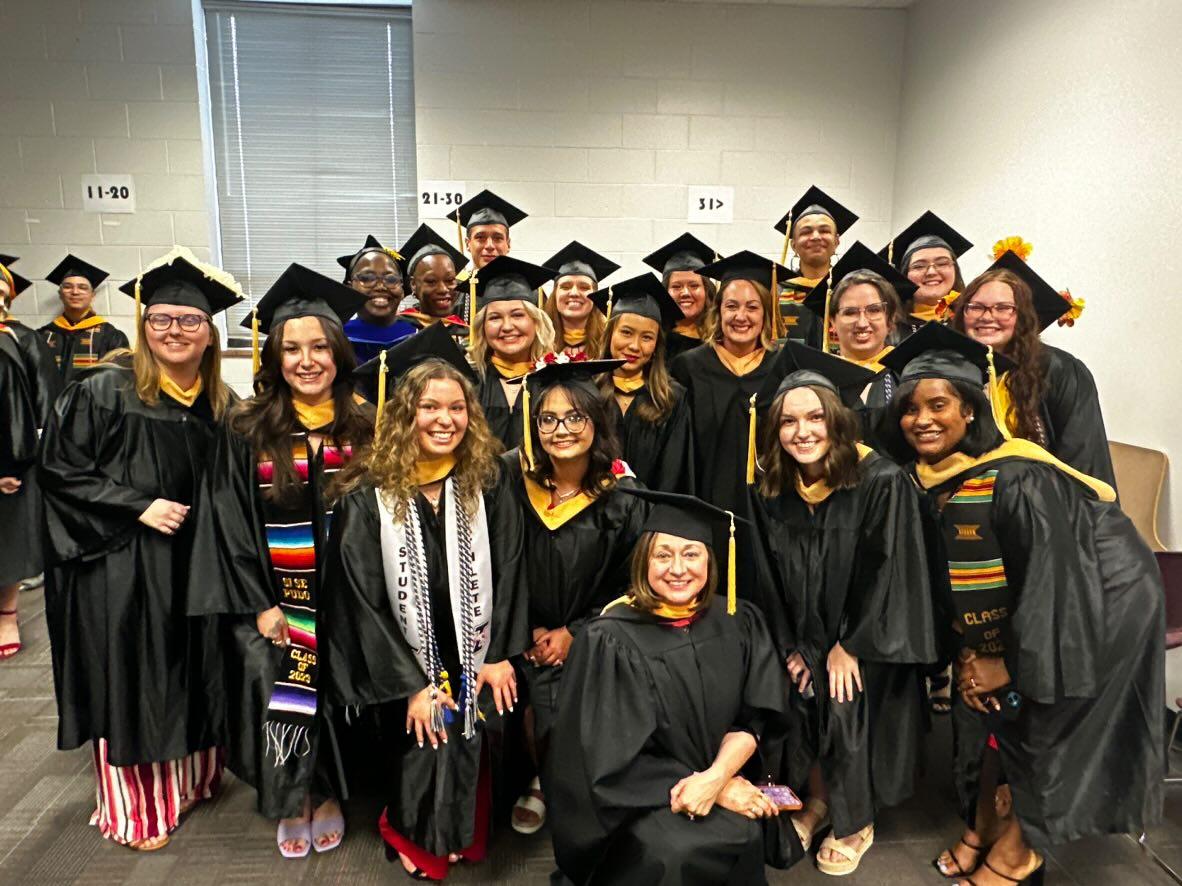 Our '23 BSW graduates lined up for commencement with #SocialWork professors supporting them! 🎓 #UIndy #Commencement