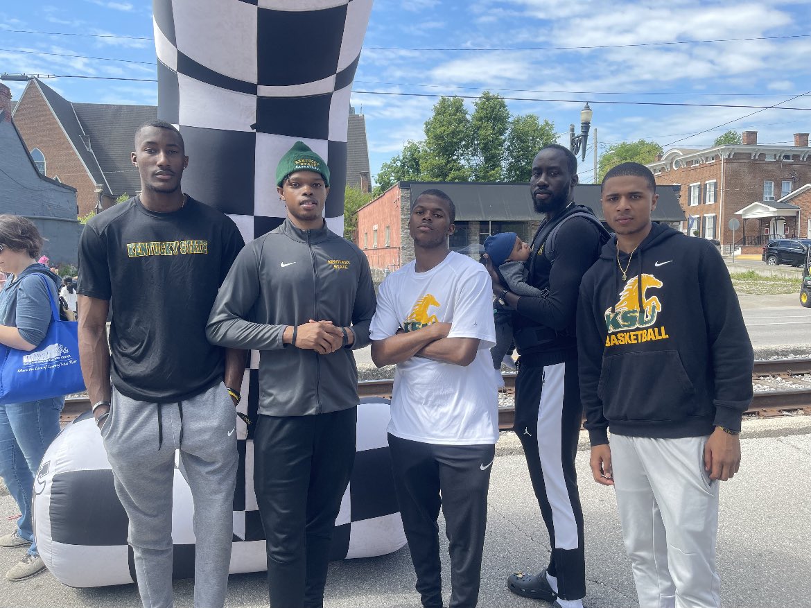 KYSUAthletics's tweet photo. Today Kentucky State University Athletics student-athletes and staff volunteered for the Derby Dash sponsored by @frankfortymca at the Governor's Derby Day Celebration in downtown Frankfort, Kentucky. #BredsinTheCommunity https://t.co/MohYza27xu