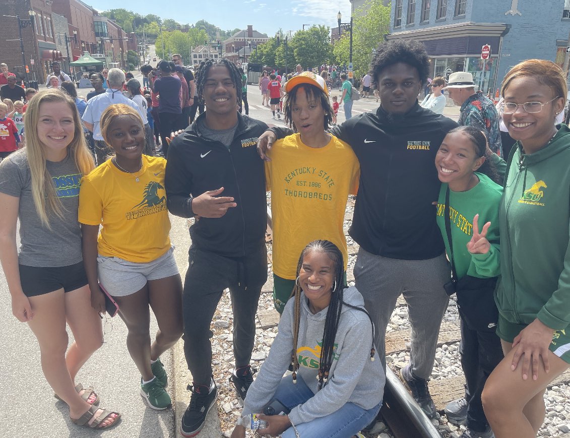 KYSUAthletics's tweet photo. Today Kentucky State University Athletics student-athletes and staff volunteered for the Derby Dash sponsored by @frankfortymca at the Governor's Derby Day Celebration in downtown Frankfort, Kentucky. #BredsinTheCommunity https://t.co/MohYza27xu