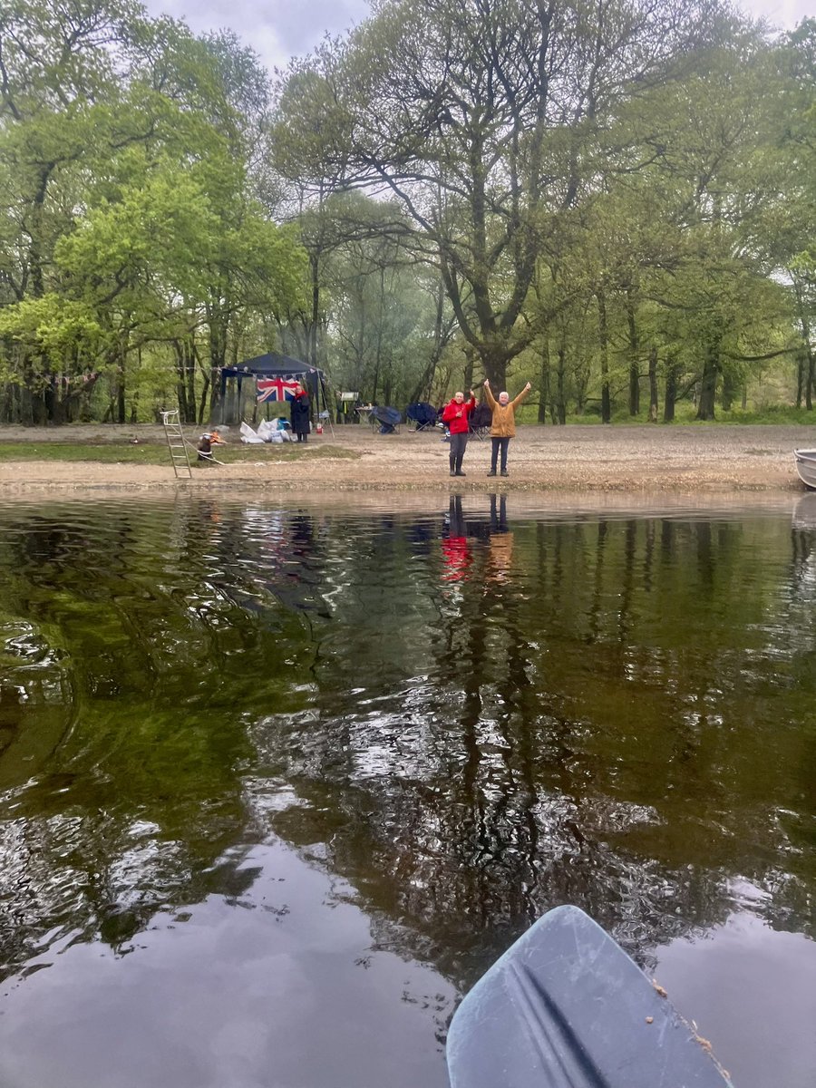 AlexMacD19's tweet photo. Out for a paddle, then meet some friends &amp; get a burger 🍔 top day 👍🏻
@VisitScotland @lomondtrossachs @daggerkayaks https://t.co/Ep3HiZQgV8