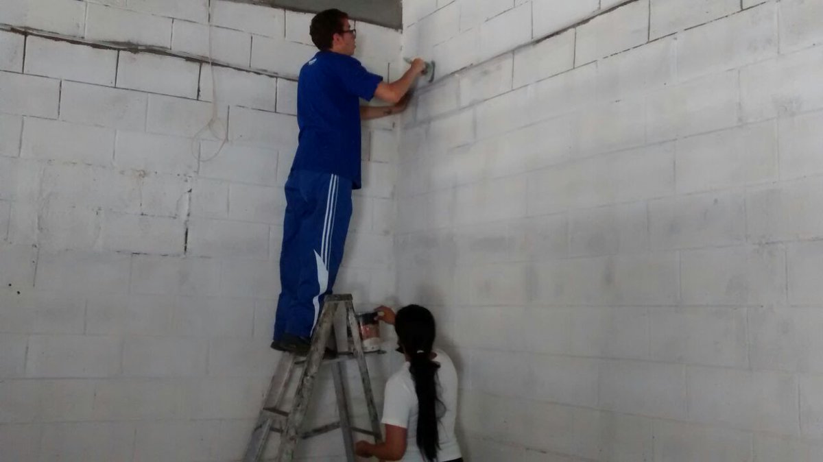 Nucleo_Miranda's tweet photo. Como parte de la etapa de Servicio Comunitario, estudiantes del 7mo Semestre de Ingeniería Mecánica de la UNEFA Sede Los Teques iniciaron labores de adecuación destinadas al laboratorio de prácticas de dicha carrera. @angiolillofp @UNEFA_VRRC @Unefa_VEN https://t.co/c1sM6Ym681