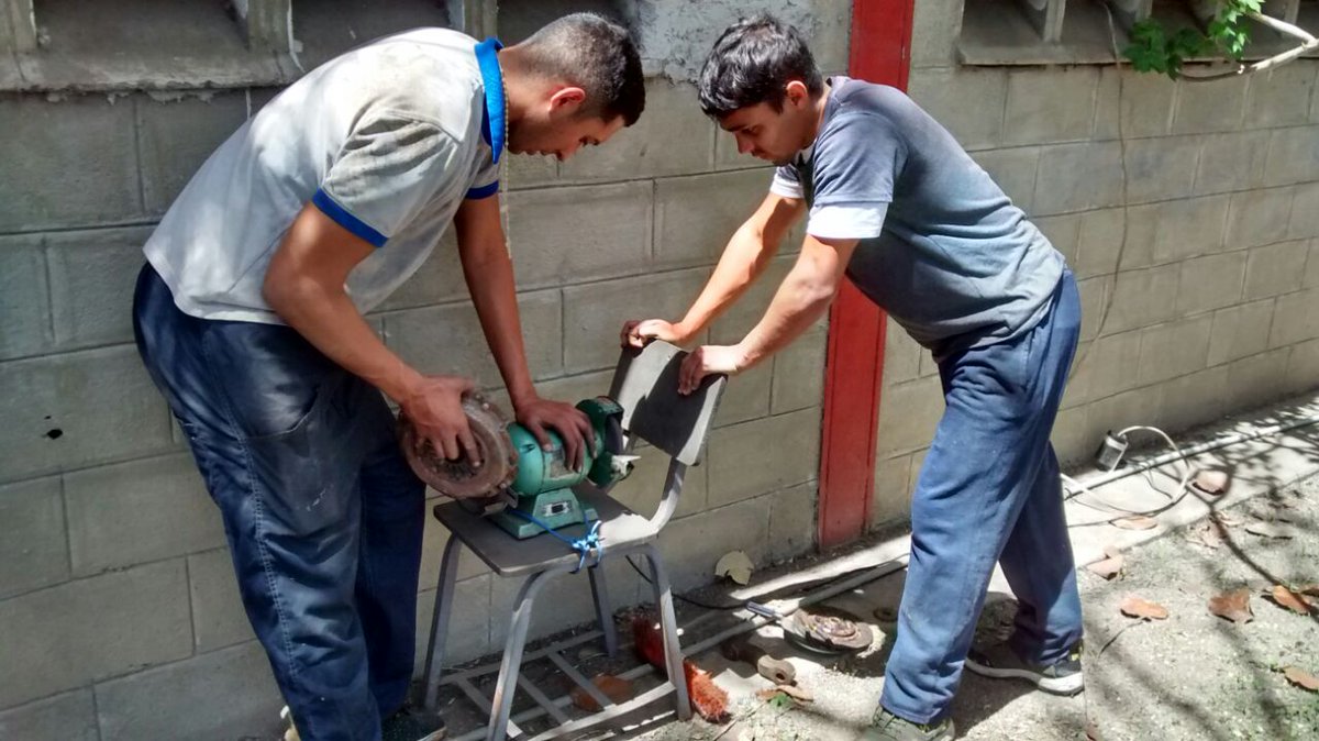 Nucleo_Miranda's tweet photo. Como parte de la etapa de Servicio Comunitario, estudiantes del 7mo Semestre de Ingeniería Mecánica de la UNEFA Sede Los Teques iniciaron labores de adecuación destinadas al laboratorio de prácticas de dicha carrera. @angiolillofp @UNEFA_VRRC @Unefa_VEN https://t.co/c1sM6Ym681