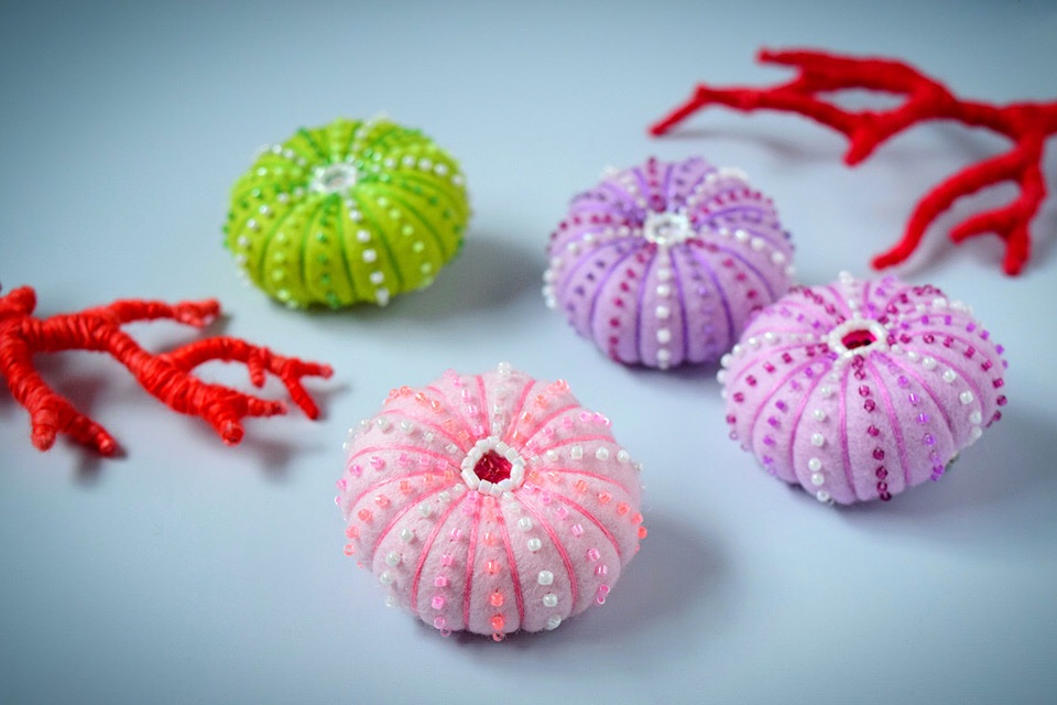 Sea urchin brooches for an exhibition in Japan next month.

#hinemizushima #seaurchin #fiberart #brooch #felt #beads