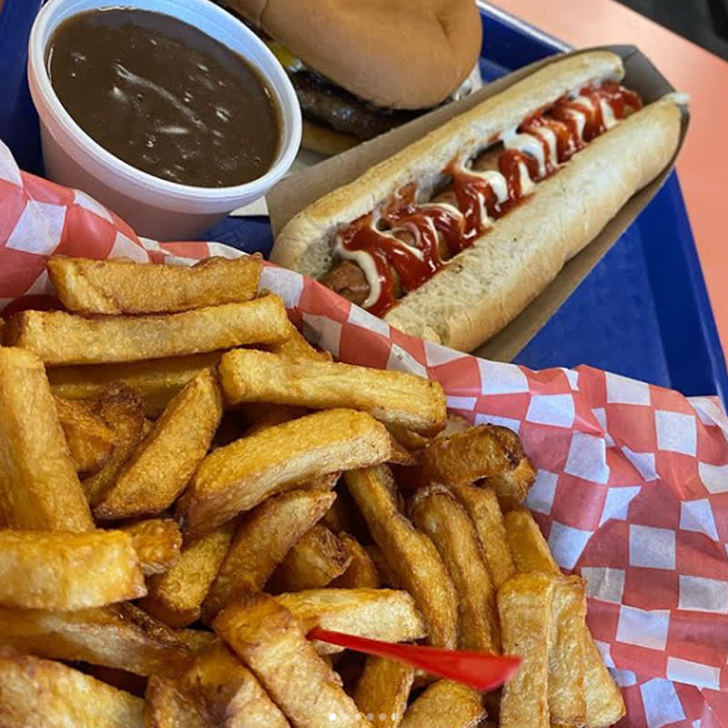Our classic 'chip-truck style' fries are the perfect partner for our Canadian-style footlong and burger. Dip them in gravy or enjoy them on their own, either way, your taste buds will thank you. 🇨🇦🍟🌭🍔