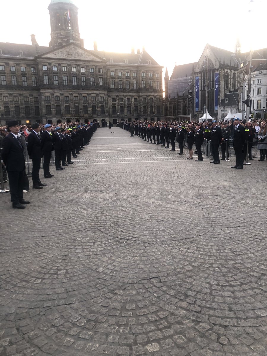 JerryStraubTjon's tweet photo. 4 mei als voorzitter district @RodeKruisAmstAm 
met bestuursvoorzitter @RodeKruis Heleen Kersten en directeur Nationale Hulp van Rode Kruis Nederland Heleen van den Berg in de Nieuwe Kerk en bij kranslegging op de Dam @AmsterdamNL #dodenherdenking2023 https://t.co/zCOy8gLYo6
