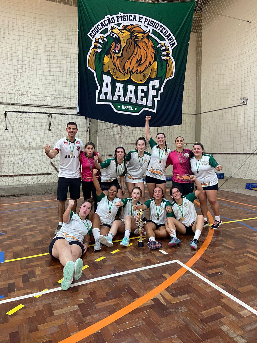 aaaefufpel's tweet photo. Passados dois sábados de muito handebol, vamos aos resultados:
ESEF campeã da copa leão de handebol feminino.
ESSF campeã da copa peru de handebol masculino.
Parabéns aos envolvidos e à todos os atletas, mais dois canecos em casa!! A ESEF INCOMODA!!! 🦁🖤💚 https://t.co/la6o4FUfaA