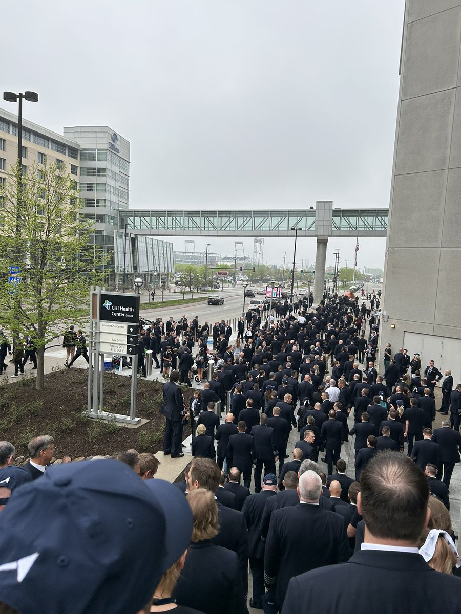 JJMIAce's tweet photo. Informational picket at Omaha by Netjets pilots #Berkshire2023 https://t.co/EpDiPqAtJ7