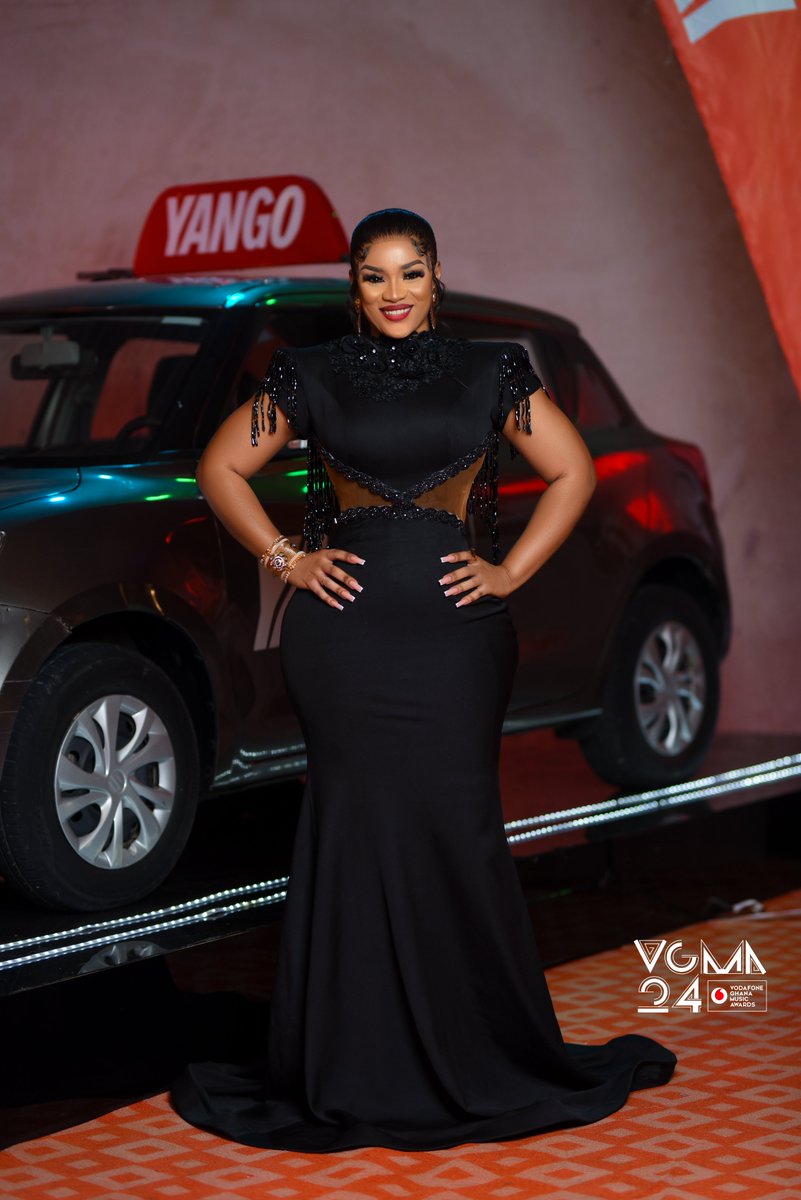 Trendz_233's tweet photo. #24thVGMA:  Spectacular spots on the red carpet https://t.co/FvzLVBtQVe