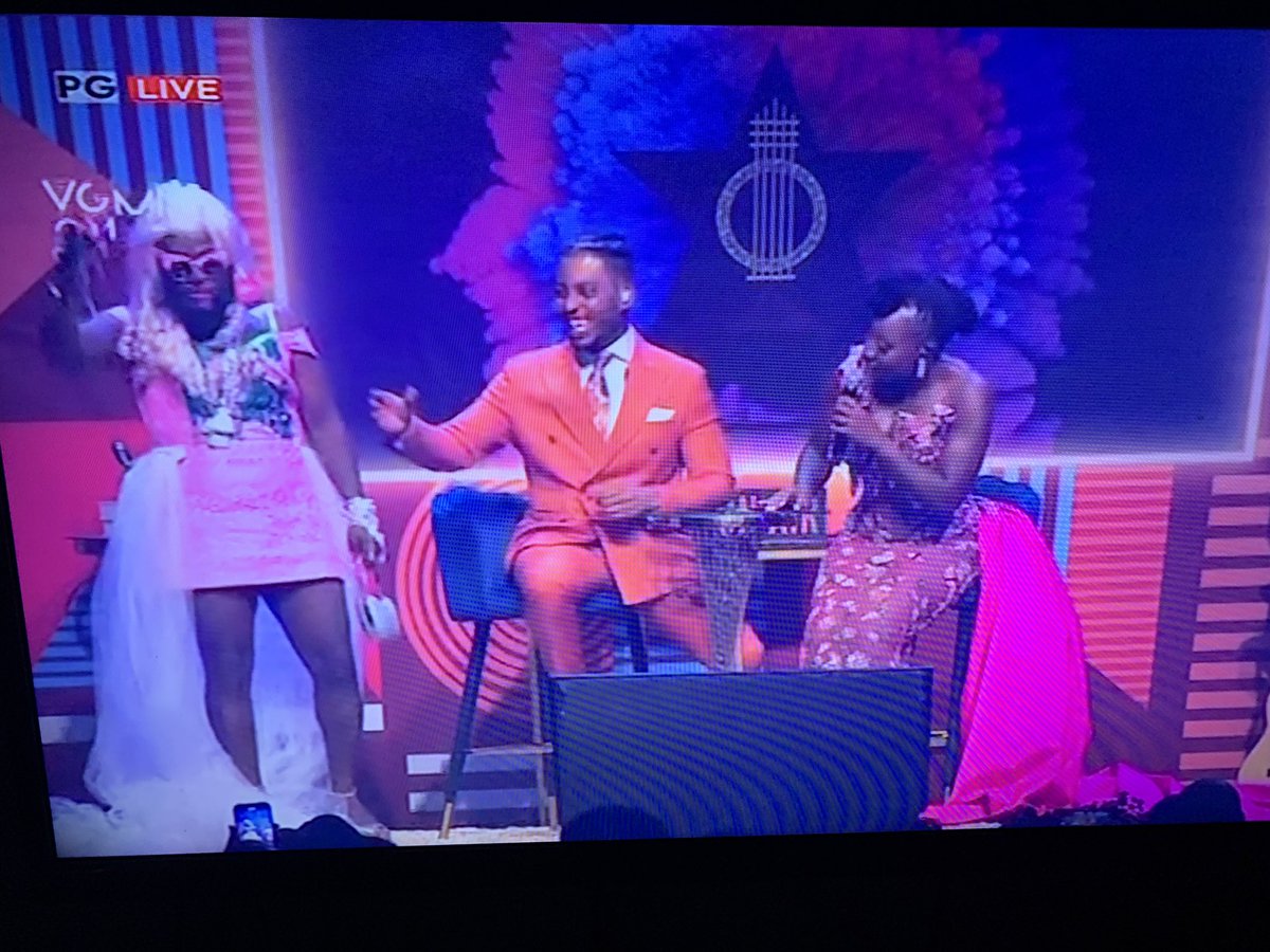 flexin12006's tweet photo. @Naa_Ashorkor keeps going down on DJ Azonto … I wonder what she is trying to find under his skirt🤣🤣 https://t.co/pgEHrjrlM0