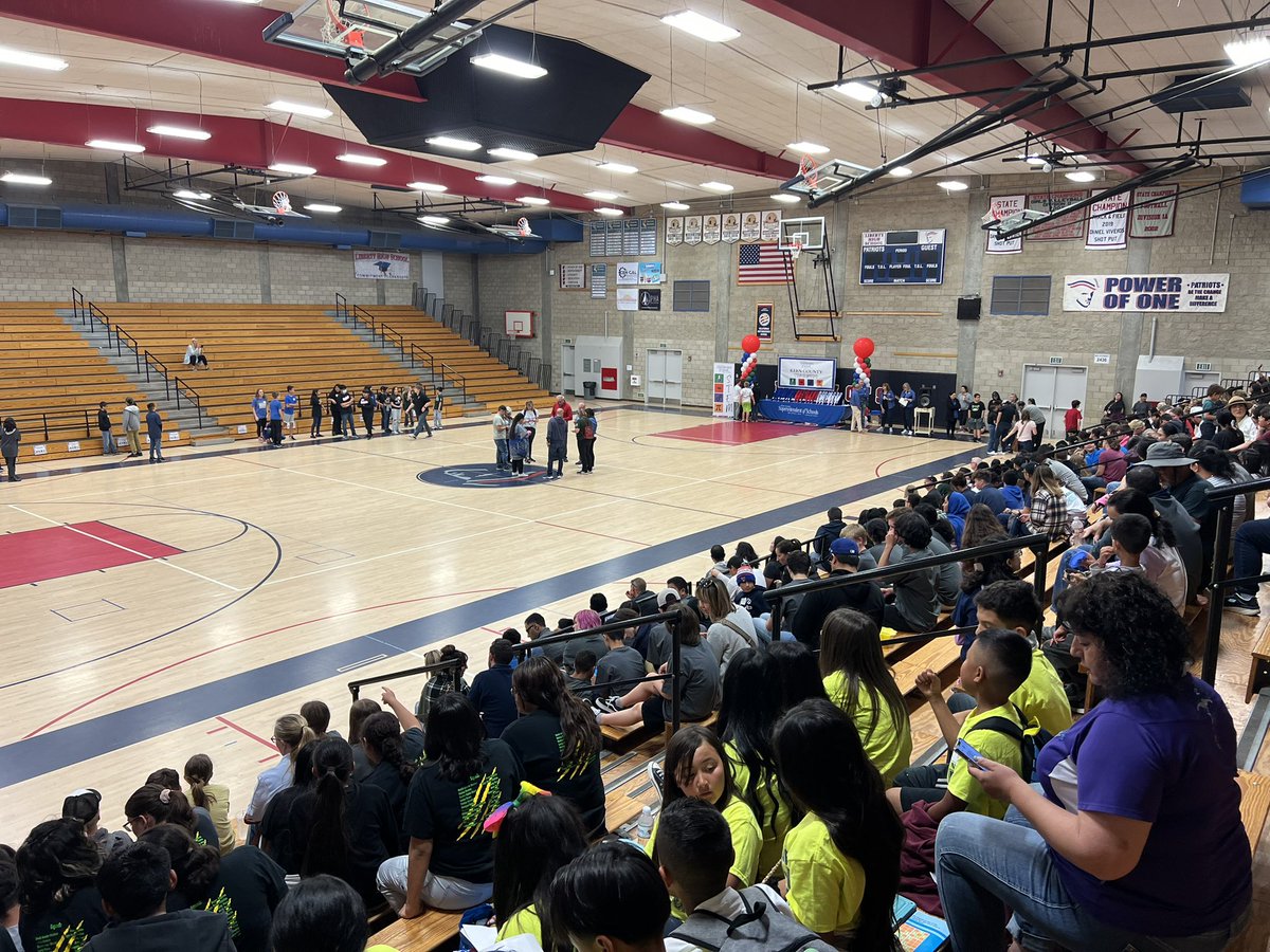 EmilyYoungEDU's tweet photo. Our nonprofit team had a wonderful time at the @KCSOS #STEMOlympiad! During breaks in the competition, students were still having fun expanding their math skills and spatial temporal reasoning! #KCSOSProud #WhyKEP #KernCMC https://t.co/hQ14xnIK5W