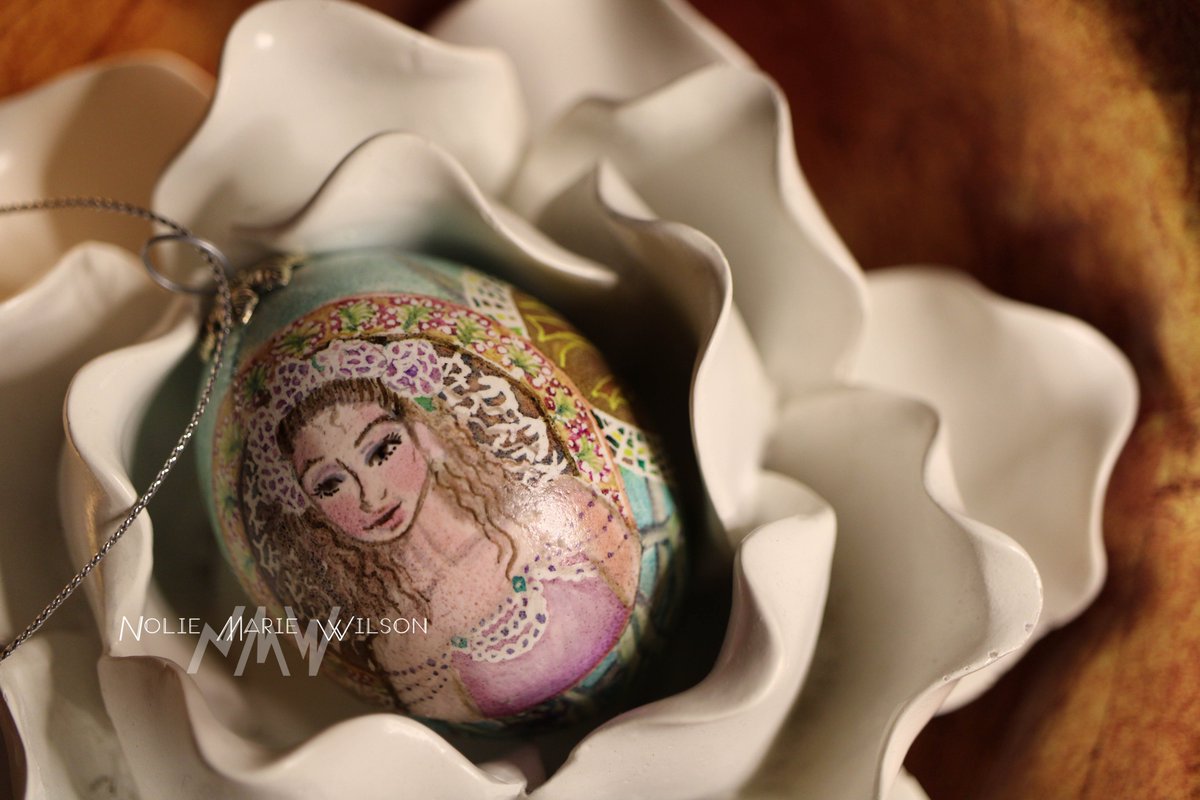 NolieWilson's tweet photo. @LeeshaHannigan I've had so many--but a lot of it is just how very fun it is creating portraiture tiny enough to fit on sections of eggshell. https://t.co/h2lLEVlZ2A