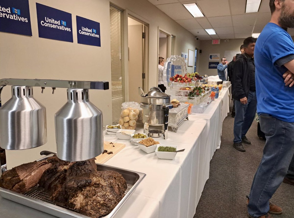LukaszukAB's tweet photo. .@AbDanielleSmith smiling, enjoying a splendid buffet with ice sculptures, raising cash for UCP, while Albertans are evacuated, losing homes and firefighters risking their lives.
Cabinet meeting delayed till after the party. No rush to seek help from Ottawa.
#ableg #ABfire #yyc https://t.co/FIOd4nVJuJ