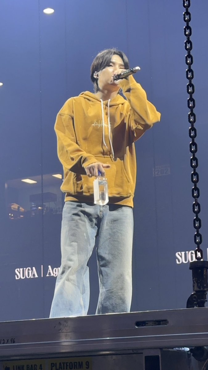 taytaedaylight's tweet photo. this yoongi 😭                this taylor 😭 https://t.co/x3tt4kxuji