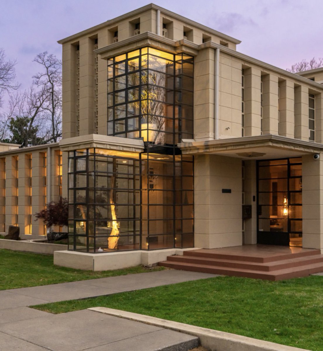PrueMiller's tweet image. Superb #LloydWright house for sale - listing pics to die for . #architecture  Tulsa Ok, Sothebys, $usd8m.