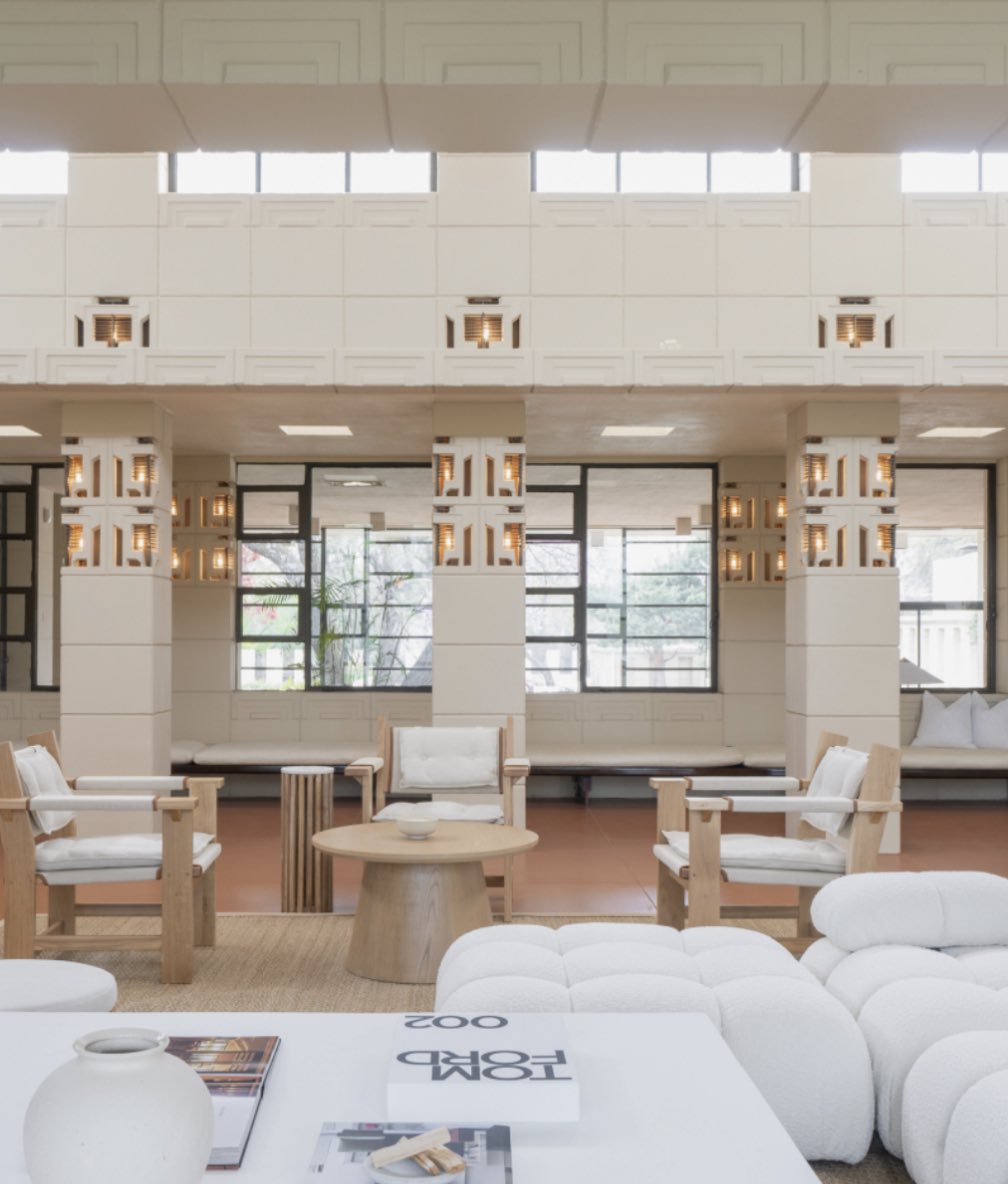 PrueMiller's tweet image. Superb #LloydWright house for sale - listing pics to die for . #architecture  Tulsa Ok, Sothebys, $usd8m.