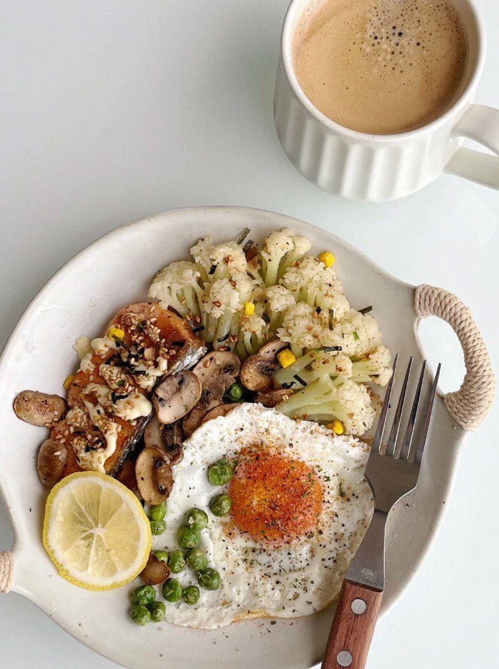 Hyojin1346's tweet photo. Breakfast today, salmon with fried vegetables, fried eggs, Americano😋 https://t.co/WazLrplQxY