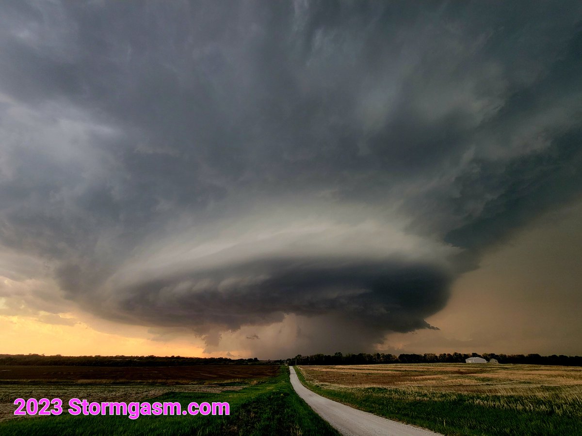 SimonStormRider's tweet photo. Mothership Supercell south of Bethany, MO @ 6:40 pm CDT 
w/ @JustonStrmRider 
@NWSKansasCity https://t.co/23hvhj3TeV