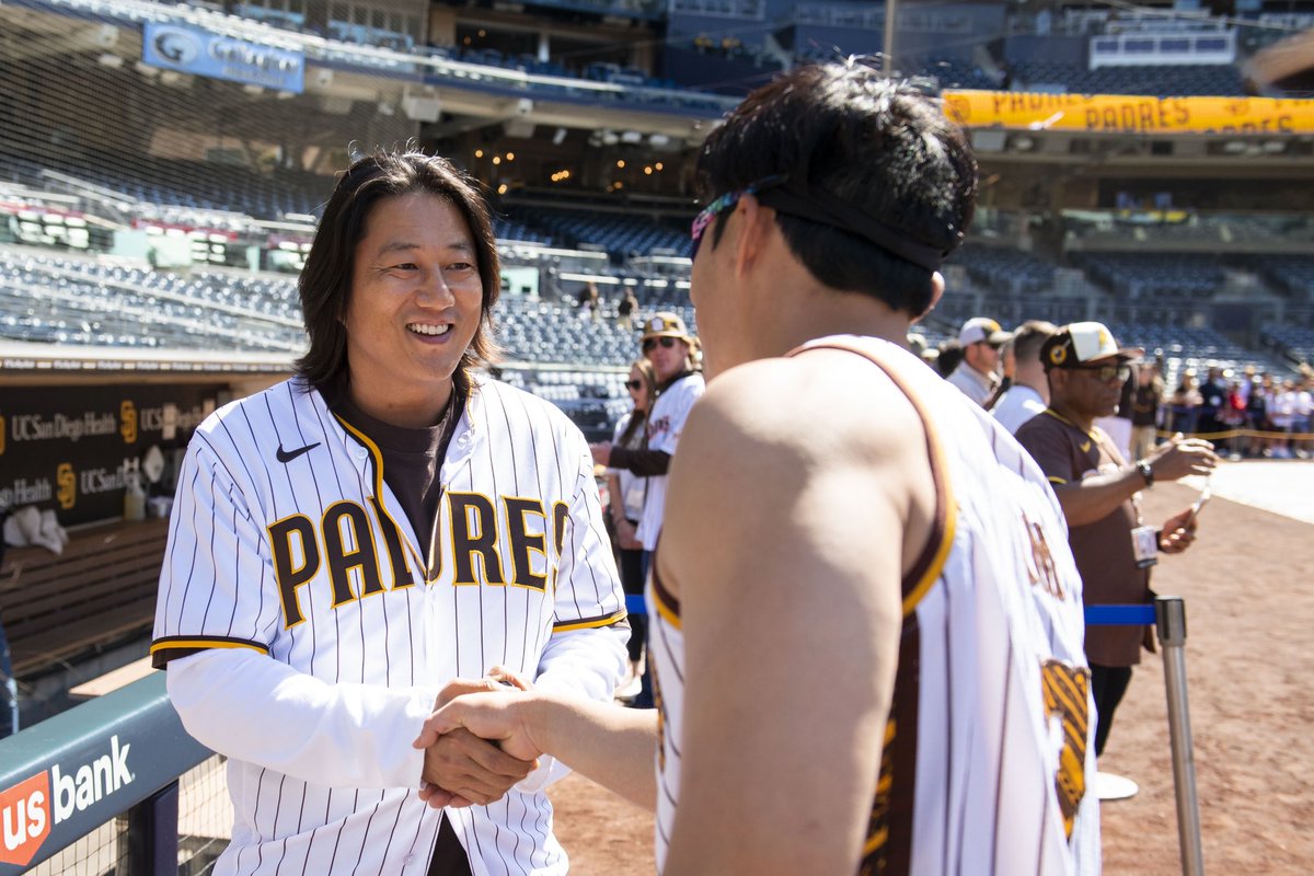 Padres's tweet photo. 경기 전 배우 강성호와 김하성이 만났습니다!

We’re excited to have you at @PetcoPark tonight, @sungkang 👏 https://t.co/qQqVvxQUaS