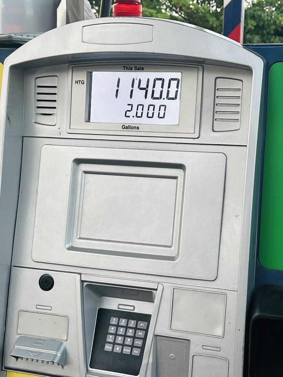 Pandan 2 galon gaz lan afiche pou 1140 goud nan ekran an, ponpis lan egzijem bay li 1600 goud. Aksyon sa pasem nan estasyon gaz ki Diwo, Wanament.