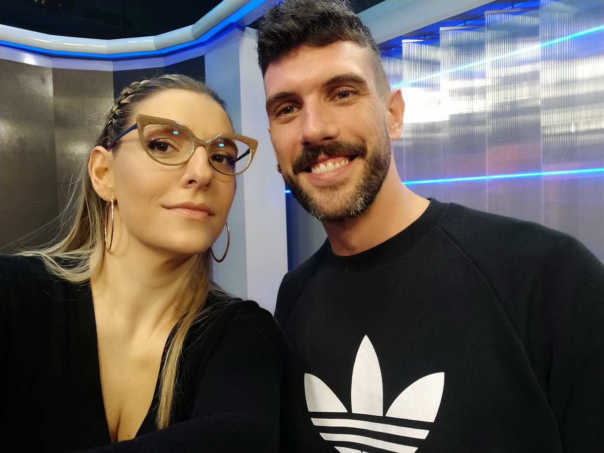 El gran @facuconte7 estuvo en los estudios de <a href="/unifetvoficial/">unifetvoficial</a> en La Voz de la Ciudad 3ra edición y salió selfie
Mi yo más joven rememoró los partidos de voley jugados, el aliento a la selección en el Luna y las amistades de años
Por más voley, por más @facuconte7 🏐

#voley #tv