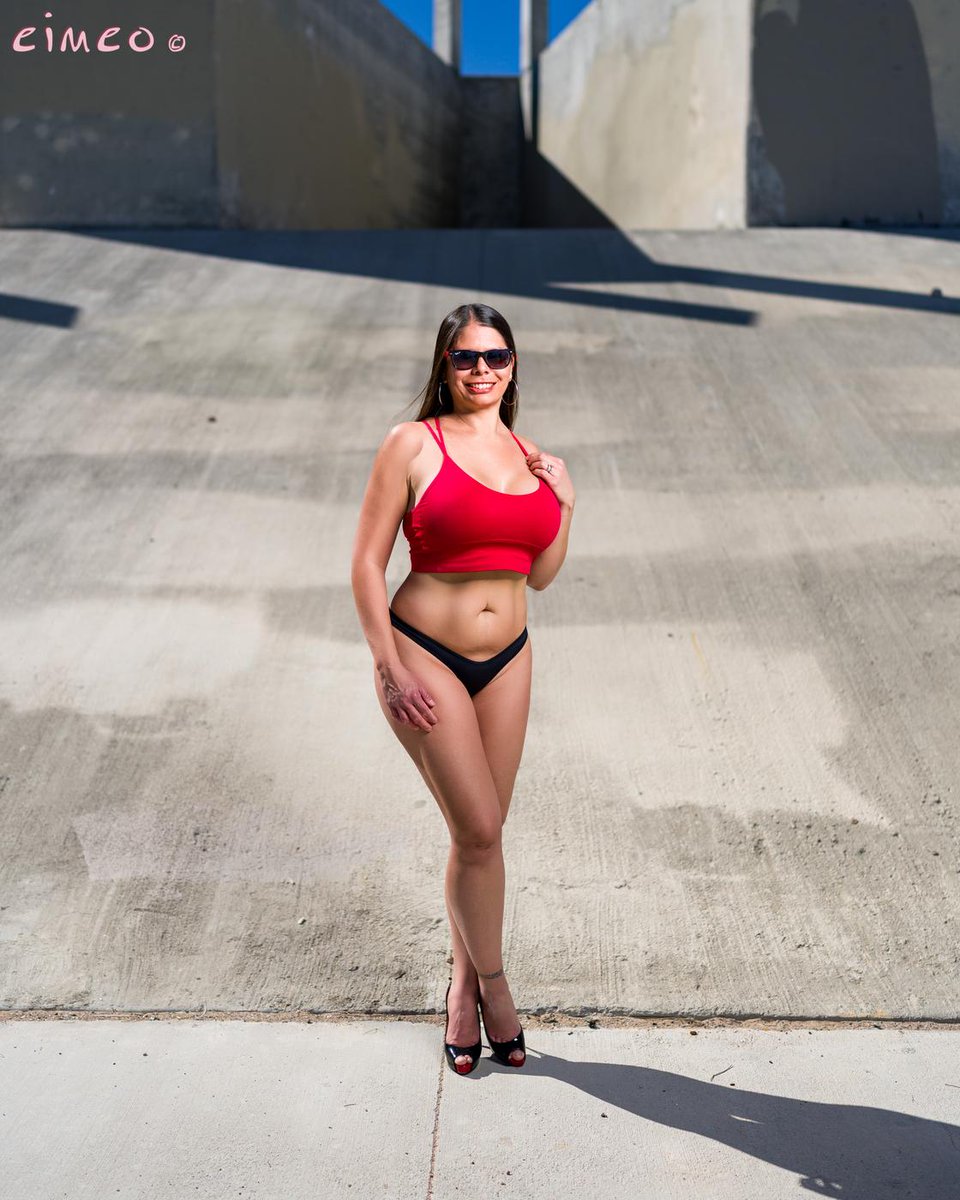 eimeouniverse's tweet photo. https://t.co/bdZcbc48kg Black Thong Red Sports Bra After Workout #sexy #eimeo #milf #girlnextdoor #thong #booty #butt #bikini #red #sportsbra #highheels #heels #public #outdoors #cleavage https://t.co/SyPHHfRmox