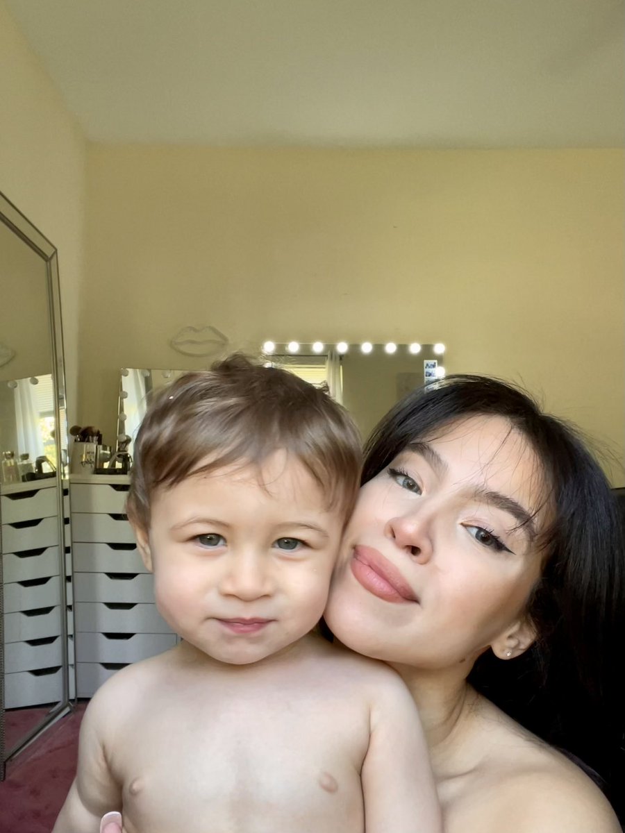 alluring_red's tweet image. Mama’s boy