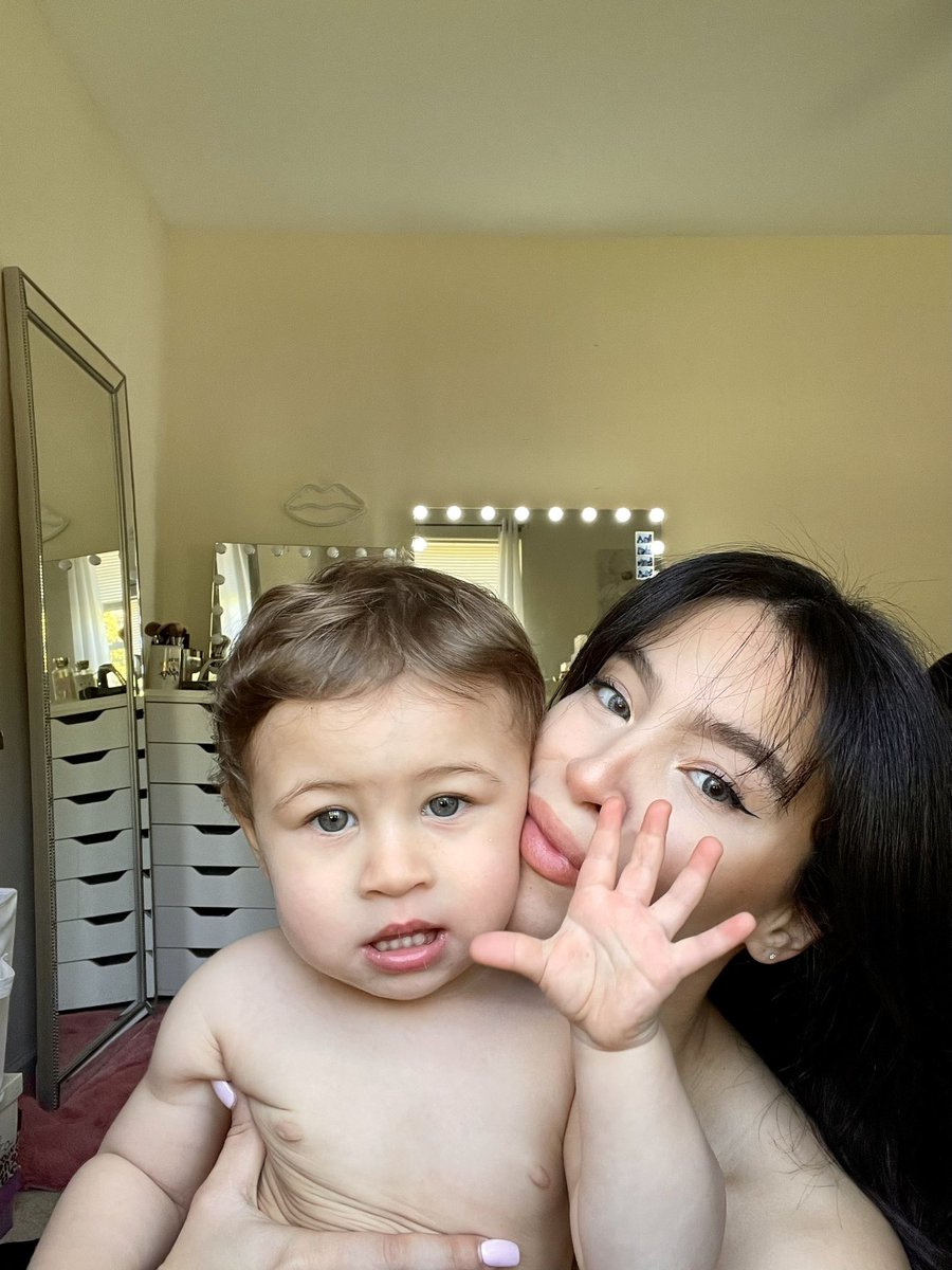 alluring_red's tweet image. Mama’s boy