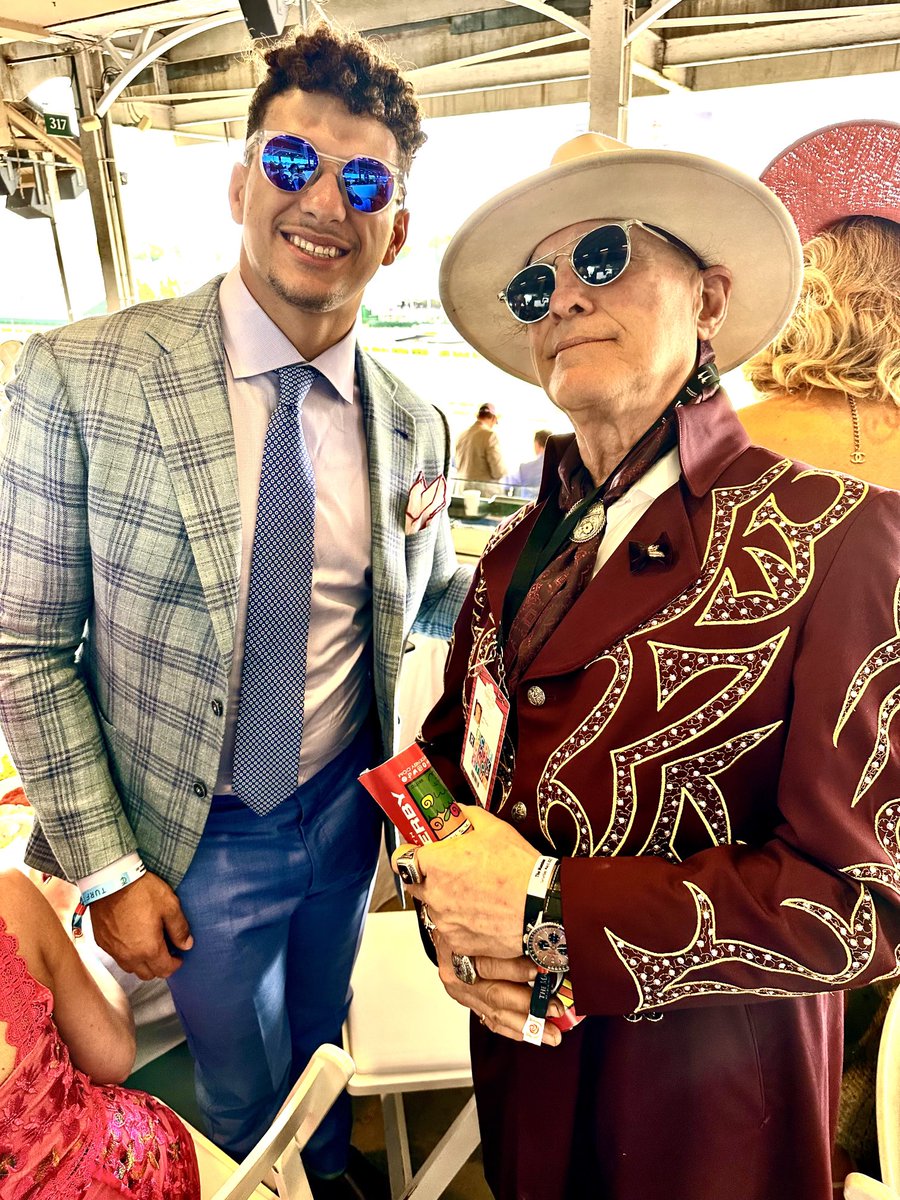 TheRealJeffRuby's tweet photo. Great seeing you ⁦@PatrickMahomes⁩ It’s @bengals turn next year but you’re still good people 👊🏼 https://t.co/XgAHfmF5aW