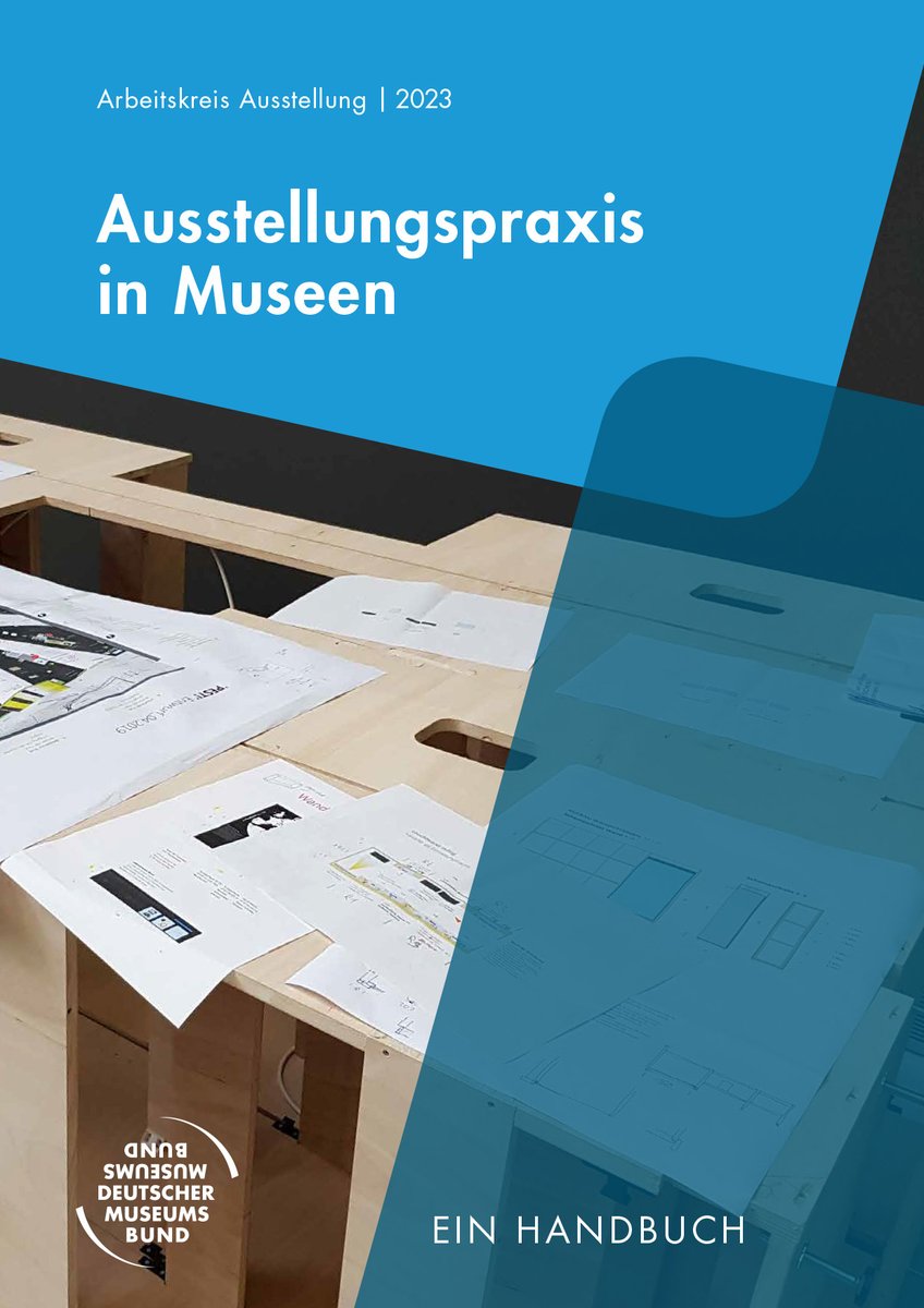 ES IST FERTIG! 🥳🥂🍾Das Handbuch Ausstellungspraxis für Museen vom #AKAusstellungen wurde pünktlich zur Jahrestagung des @museumsbund fertiggestellt und wird in den nächsten Tagen über den AK kostenlos downloadbar sein. 4 Jahre ehrenamtliche Arbeit, 17 Autor:innen, 266 Seiten!