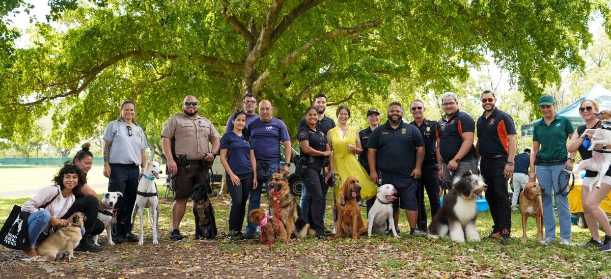 AlbertGuerraMPD's tweet photo. @MiamiPD's Community Engagement was in full effect today with a @Manolo4Miami Summer kick off &amp; a @FrecklesMPD meet &amp; Greet. Thank you to all who came by and shared in the fun. @CityofMiami @SabinaCovo  @MiamiDadePD @CarlaGonzalez12 @Marlins https://t.co/fJ4rZYoK6I