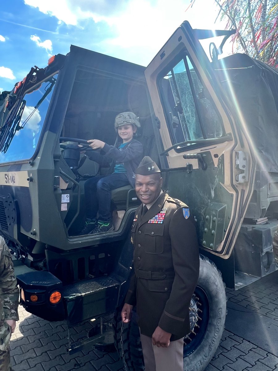 21stTSCCG's tweet photo. Rock-Solid partnership!! Honored to celebrate with MG @Gerald_Funke and the Bundeswehr Logistics Command’s 10 Year Anniversary in Erfurt! @USArmyEURAF @SKB_JSES @US_EUCOM @NATO
#FirstInSupport!
#StrongerTogether!
#WeAreNATO! https://t.co/H8yd7EXvbE