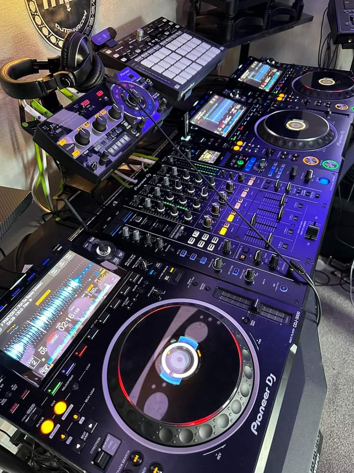 Linux Updates done! Chill time.

Feeling the so mixing up some #BounceMusic to get the party started! Let's get the energy high and the music pumping! 🎧🎶🔥 #PartyVibes #DanceFloorHeat #DJLife #MusicMixing #BounceMix