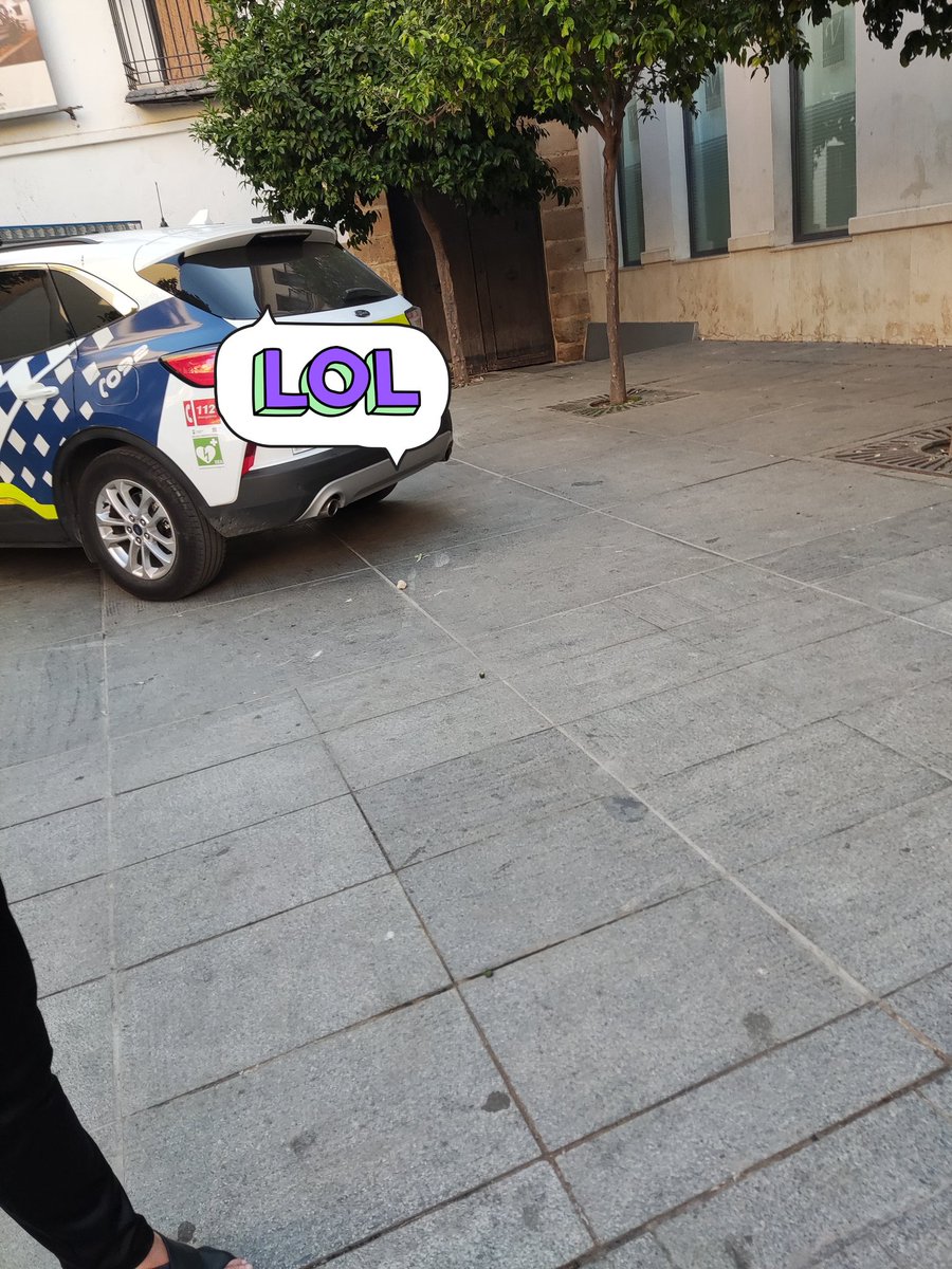 passim's tweet photo. La policía viene y se coloca en el minúsculo sitio donde juegan. La policía no está para las terrazas ilegales ni para parar el ruido en una zona ZAS, ni para parar los desmanes de los apartamentos turísticos, ni siquiera para quienes circulan por zonas peatonales. https://t.co/VhSNjKheIi