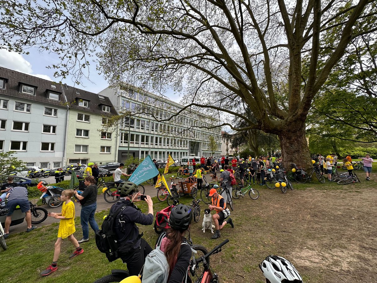 KidicalMassE's tweet photo. Ein Dankeschön geht raus an 130 kleine und große Radfahrende: Ihr seid die Zukunft auf Essens Straßen: Für EUCH muss die Stadt bauen! 

@KinderaufsRad 
@25prozent 
@ADFCEssen 
@transformativer 
@velocityruhr 
@CM_Essen https://t.co/efAue5LFUp