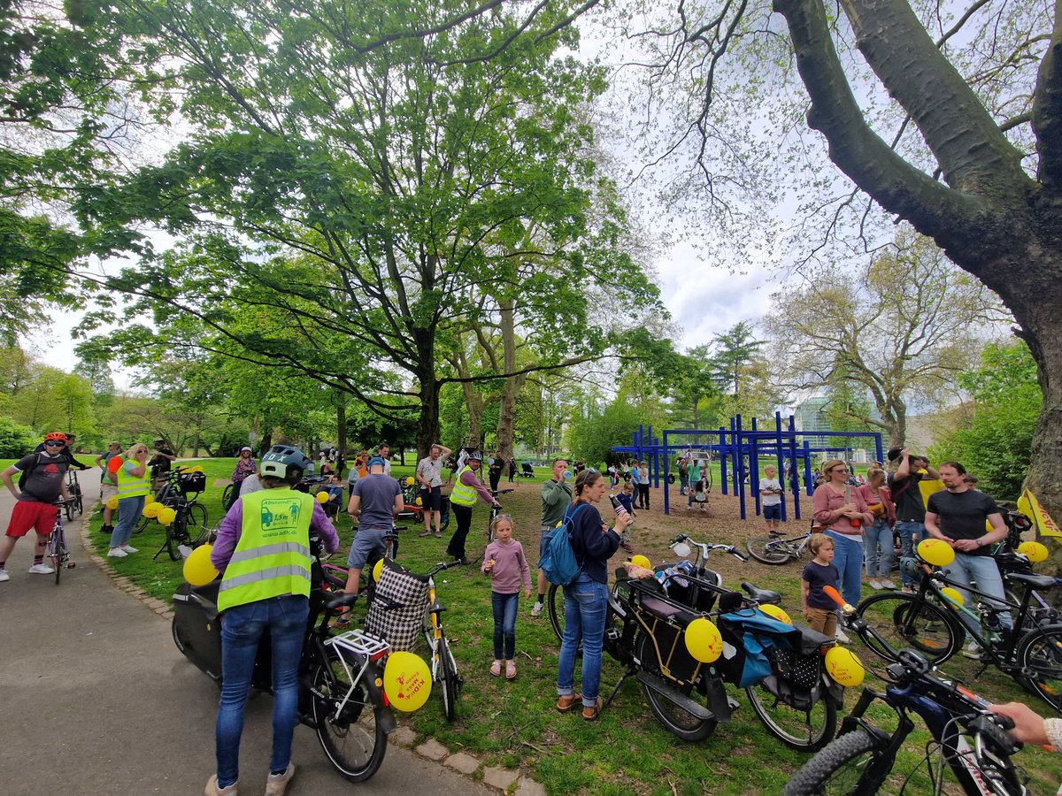 KidicalMassE's tweet photo. Ein Dankeschön geht raus an 130 kleine und große Radfahrende: Ihr seid die Zukunft auf Essens Straßen: Für EUCH muss die Stadt bauen! 

@KinderaufsRad 
@25prozent 
@ADFCEssen 
@transformativer 
@velocityruhr 
@CM_Essen https://t.co/efAue5LFUp