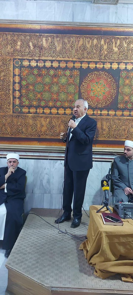 جانب من حضور مجلس العزاء و المباركة للشهيد خضر عدنان . الامين العام للجبهة الشعبية لتحرير فلسطين القيادة العامة.  د. طلال ناجي والرفيق الامين العام المساعد للجبهة خالد جبريل، 🇵🇸