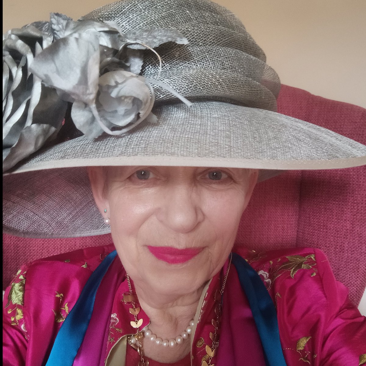 O it's joyous being a still-alive Lady Mayoress!
Thin enough to fit again into all sorts of pretty clothes, wearing my v v v frivolous HAT, & off to attend community events over #CoronationWeekend 😀
#reborn #palliativelife    #LiveYourBestLife #lungcancer #cancer #terminalcancer